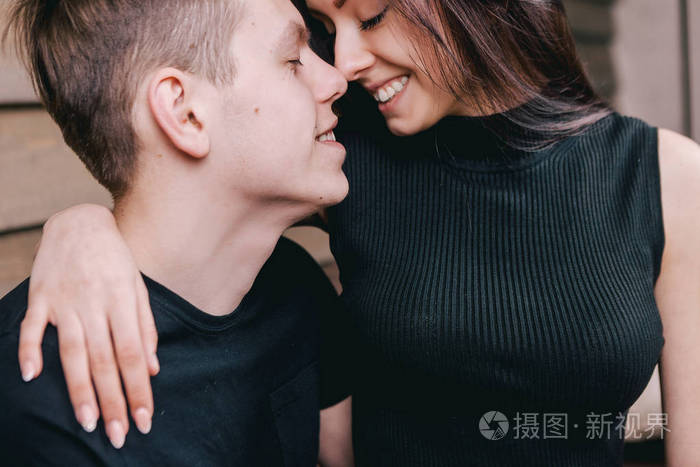 温柔的浪漫情侣微笑和拥抱照片-正版商用图片0ttk4a-摄图新视界