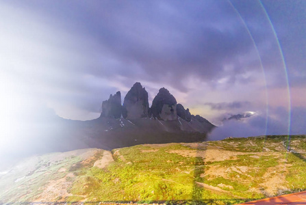 三峰 Lavaredo 在夏天日落，意大利多洛米蒂山