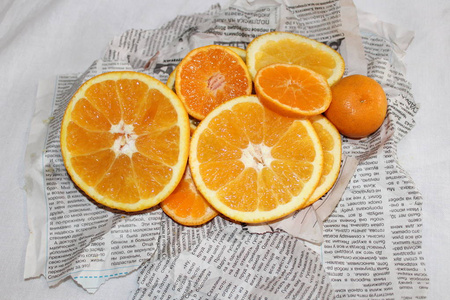 报纸上的普通话和橙色背景橙色多汁美味的维生素健康