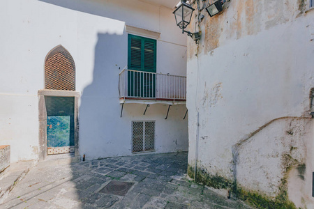 意大利南部阿马尔菲海岸阿马尔菲镇的房屋和小巷景观