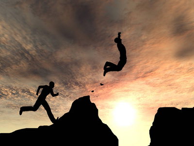 男子跳过悬崖男子跳过悬崖男子跳过悬崖之间在日落时的两个洛矶山脉.