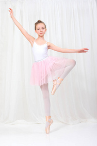 年轻女孩的芭蕾舞演员