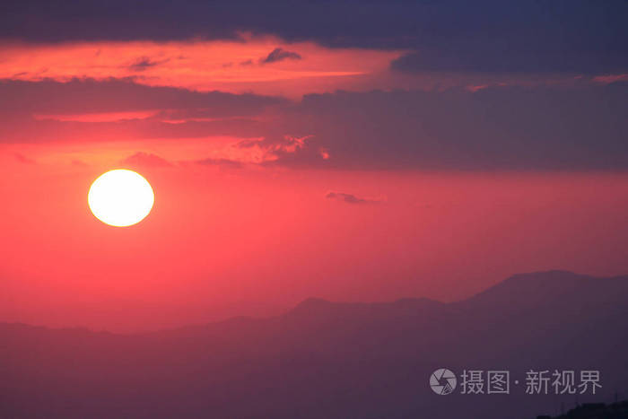 山上日落的橙色光