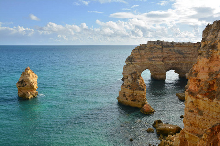 阿尔加维岩石形成, 惊人的目的地在葡萄牙和所有季节吸引了世界上的许多游客