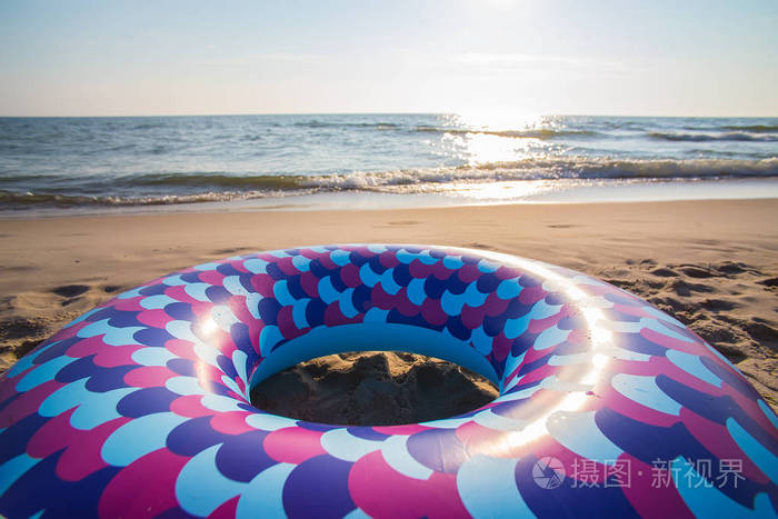 海边海滩上的充气儿童游泳圈