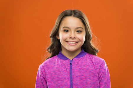 虚假的微笑和真诚的微笑有什么区别.女孩可爱的孩子快乐的笑脸.