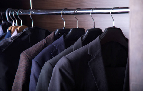 男人外套男装,男人的衣柜.男装外套衣架照片