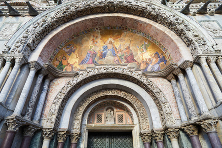 圣马可教堂的外观细节与金色, 五颜六色的马赛克, 大理石柱和雕塑在威尼斯, 意大利