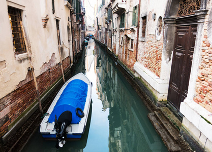 在意大利威尼斯运河上划船