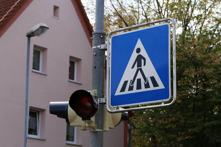 街道上的路标.道路标志行人通道照片
