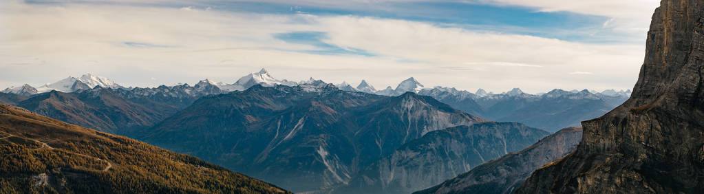 从 gemmipass 瑞士阿尔卑斯山的全景