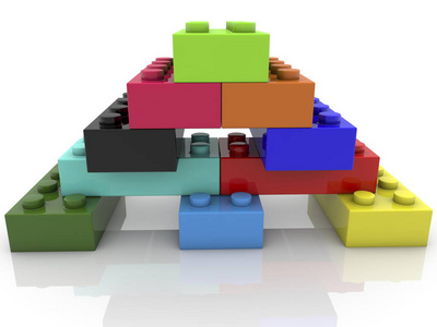 金字塔的各种颜色的堆积的积木