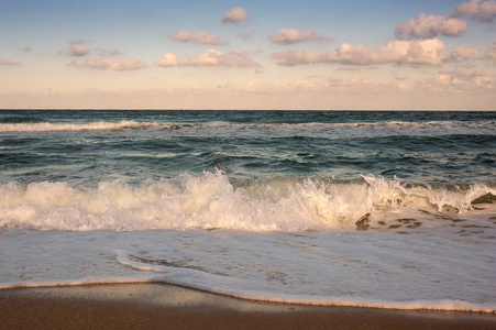 在保加利亚索佐波尔海岸的沙滩上, 巨浪.
