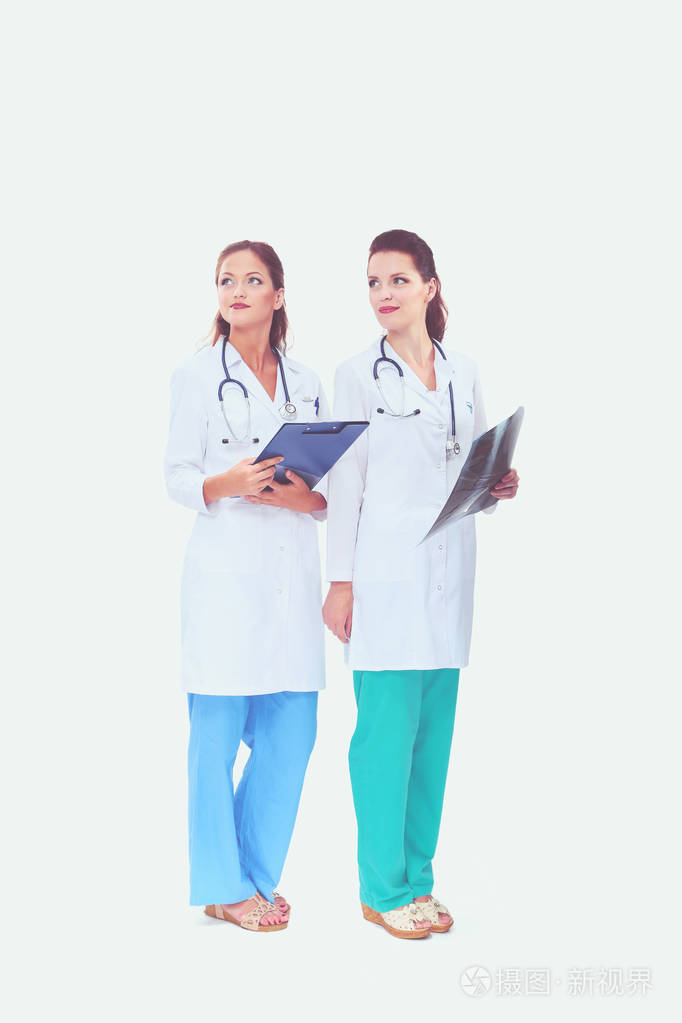 两个年轻的女医生站在医院里两位年轻女医生