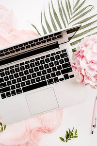 妇女家庭办公桌工作空间与笔记本电脑, 粉红色绣球花花束, 粉彩毯子, 蒙太奇叶板和配件在白色背景。平面布局, 顶部视图
