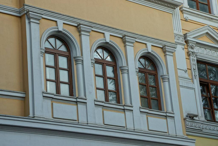 三棕色窗口在大厦的混凝土墙壁