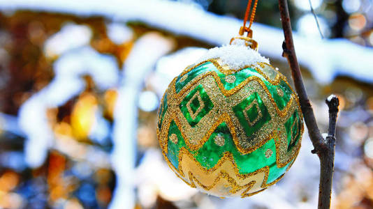 绿色球新年装饰球圣诞假日在冬天森林雪