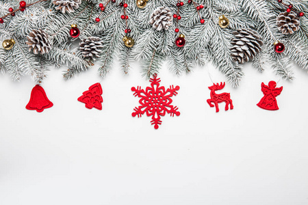 圣诞卡。白色背景与雪冷杉树和装饰。顶部视图, 为您的文本提供复制空间