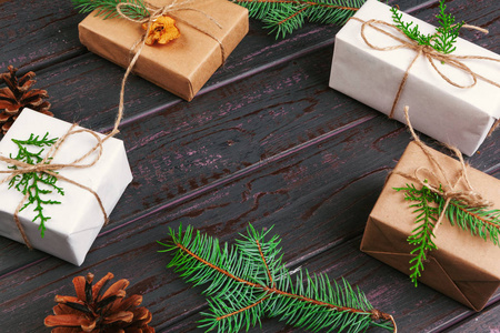 圣诞作文圣诞礼物, 针织毯子, 松果, 冷杉树枝上的木制背景