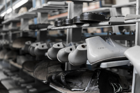 绿色鞋底的鞋鞋底鞋厂上的传送带.鞋类的批量生产照片