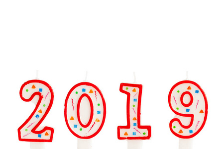 五颜六色的新的一年2019年蜡烛隔离在白色背景, 特写