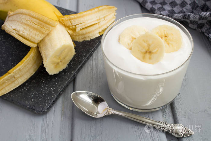 牛奶酸奶与香蕉在灰色木背景