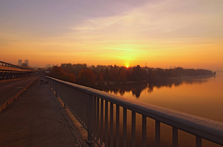 雾蒙蒙的早晨景观.美丽的城市景观与初升的太阳和火热的天空.