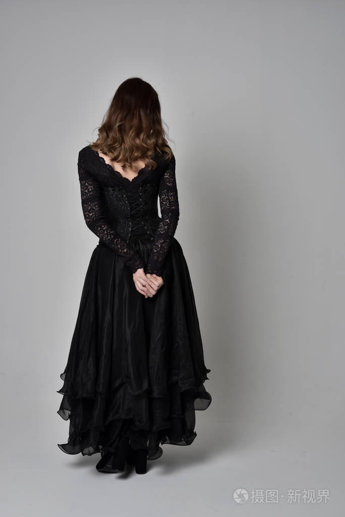 站在镜头前摆姿势.隔离在灰色工作室背景