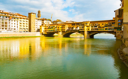 在中世纪石桥 ponte vecchio 的阳光下, 在 arno 河, 佛罗伦萨, 托斯卡纳, 意大利的侧视图