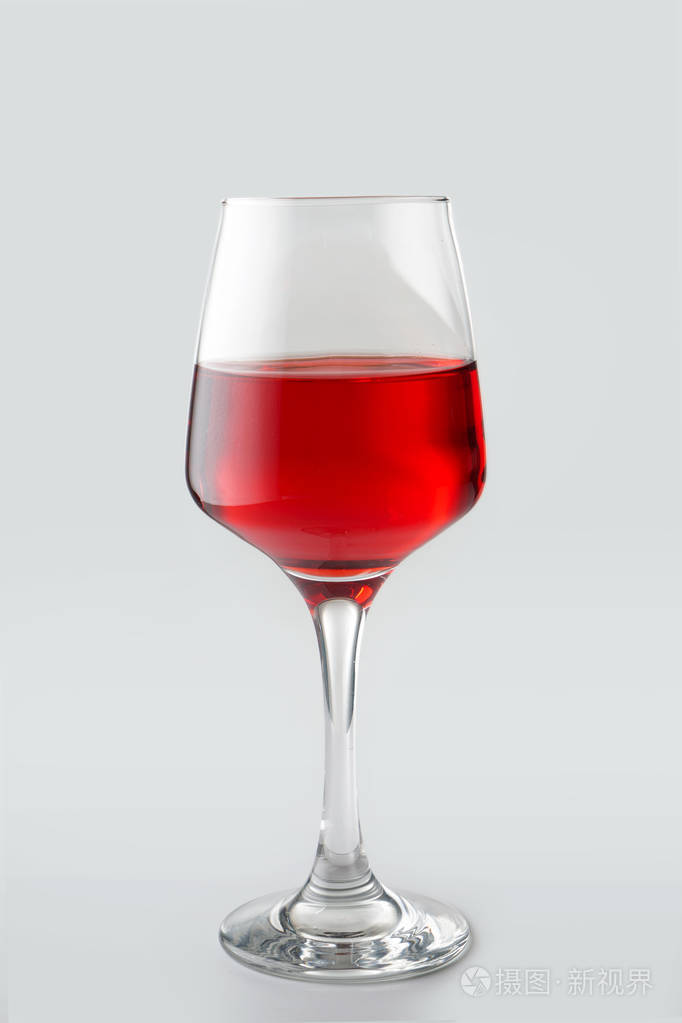 白色背景的美味葡萄酒玻璃