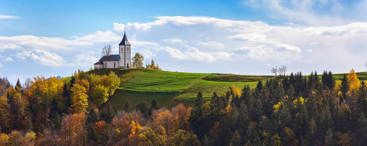 在斯洛文尼亚农村的山顶上的教堂
