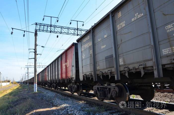 这张图片显示了一列装有集装箱的火车