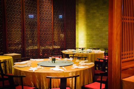 美丽的餐桌设置在中餐馆图片
