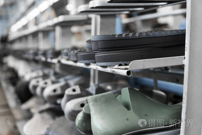 鞋底鞋厂上的传送带.鞋类的批量生产