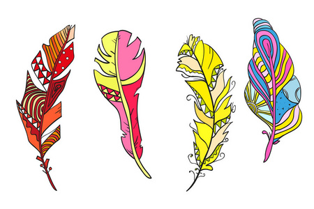 设计 zentangle.手绘彩色羽毛与抽象图案在隔离背景.