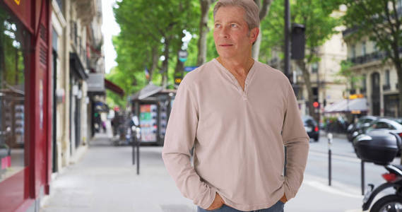 自信成熟的白人男性在巴黎人行道上
