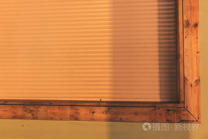 白色百叶窗关上了大窗户晚间灯光