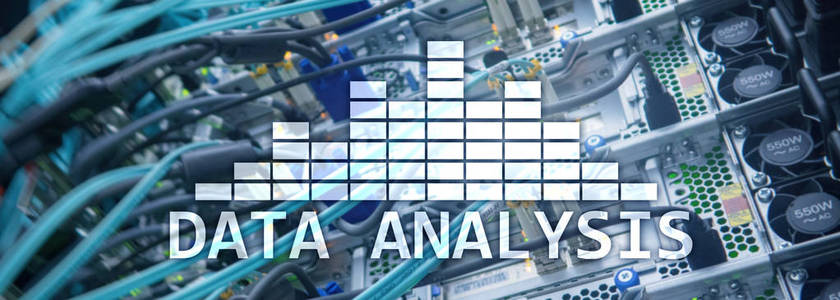 大数据分析文本在服务器室背景。互联网与现代技术理念