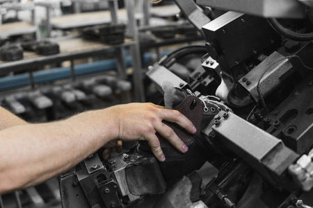 鞋底鞋厂上的传送带.鞋类的批量生产照片