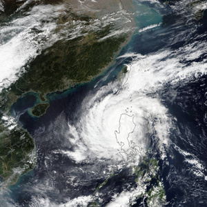 台风 玉图 在菲律宾。美国宇航局提供的这张图片的元素