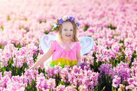 小女孩在玩在花田的仙女装束照片