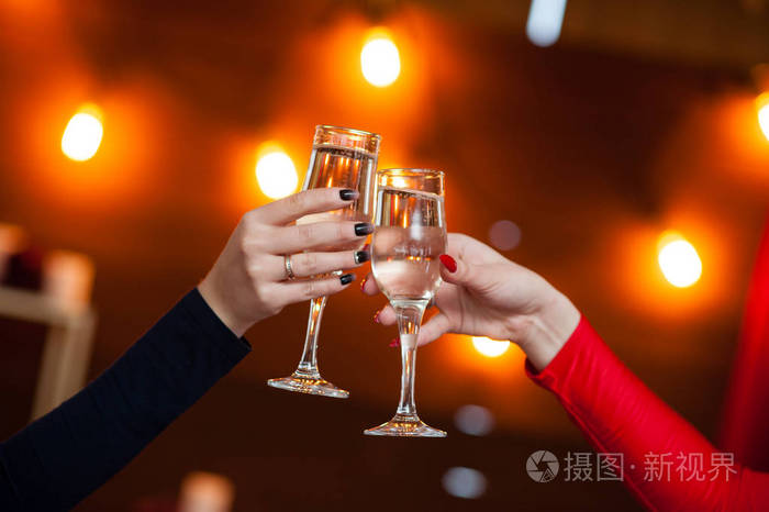 持杯香槟祝酒人照片-正版商用图片0tucge-摄图新视界