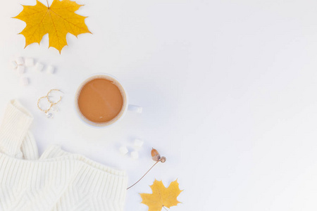 创意秋季平躺在头顶上看到咖啡杯温暖的针织毛衣在白色背景复制空间最小风格秋季季节模板为女性博客社交媒体