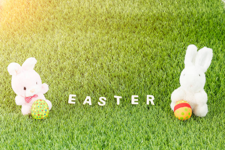 小兔子玩具和复活节彩蛋与文本
