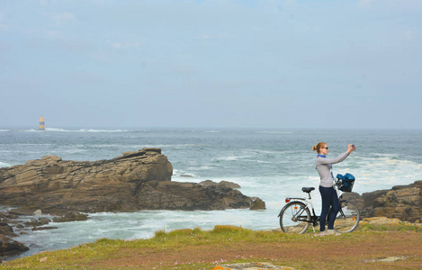 一个女人与自行车采取自拍照