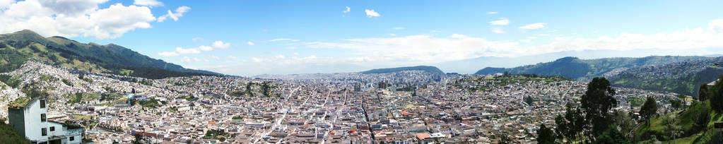 从 el panecillo 欣赏到基多厄瓜多尔的全景, 俯瞰这座城市