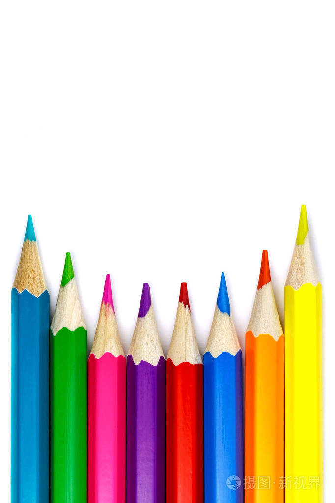 彩色铅笔在白色的背景下凹安排一套