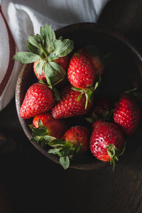 有机草莓在碗里