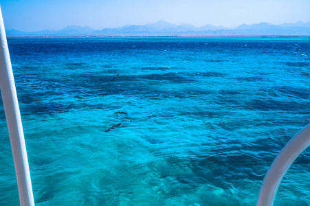 美丽的蓝色海面与天空。海洋荒芜, 孤独的主题为背景。旅游设计的股票照片