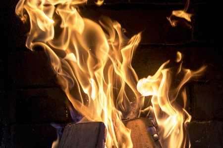 壁炉里冰冻的火光。壁炉特写中的明亮火焰